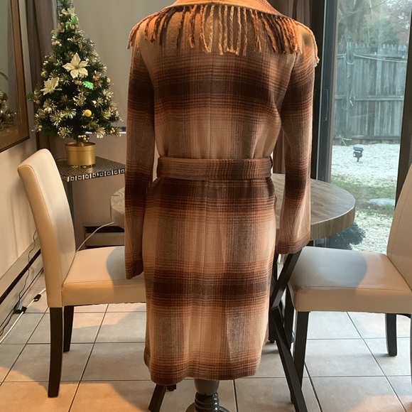 ELIE TAHARI- beautiful knee length belted coat, Unlined like a comfy blanket - Picture 5 of 8